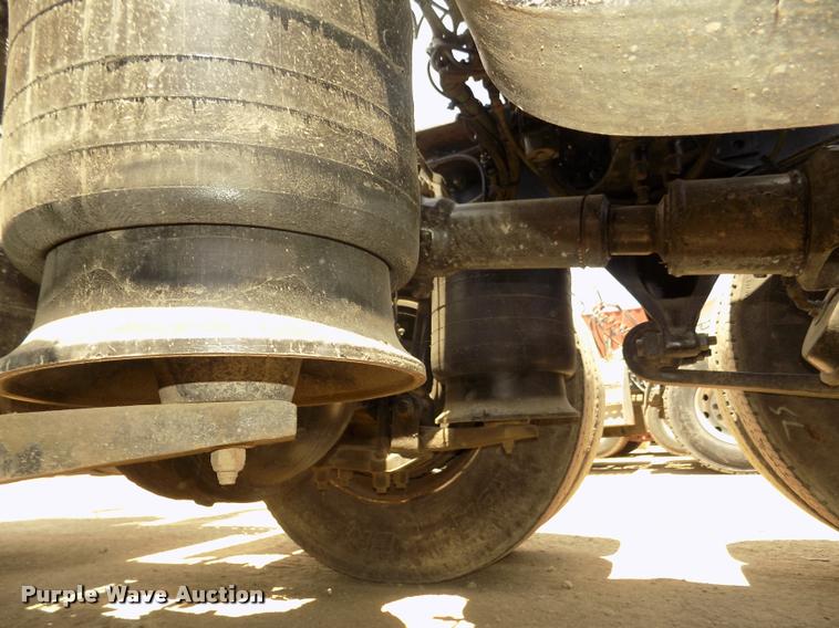 image for item DA3029 2006 Sterling A9500 semi truck