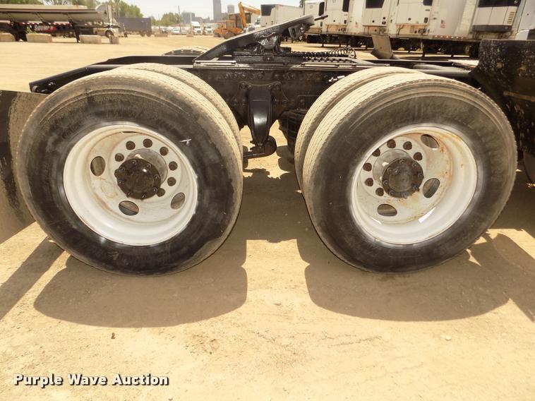 image for item DA3029 2006 Sterling A9500 semi truck