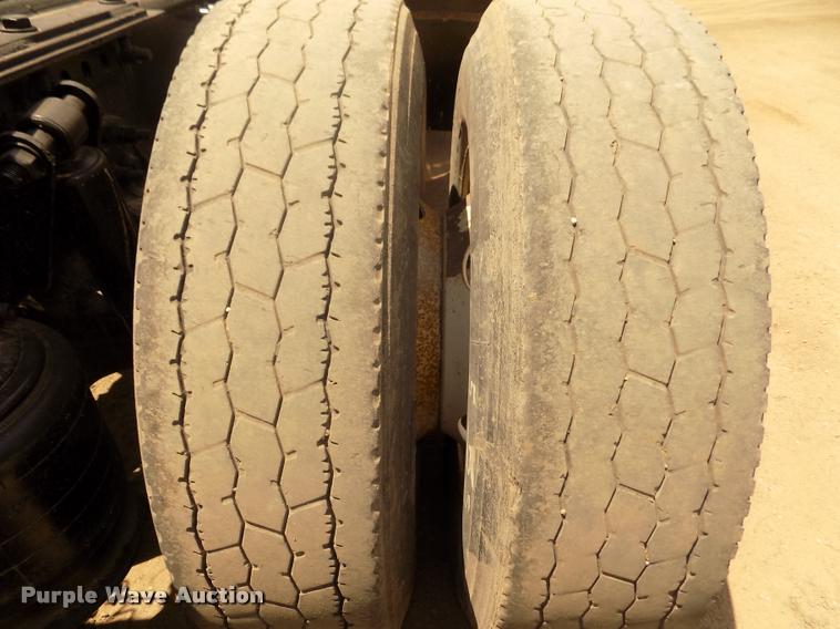 image for item DA3029 2006 Sterling A9500 semi truck