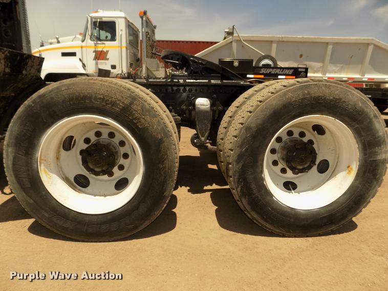 image for item DA3029 2006 Sterling A9500 semi truck