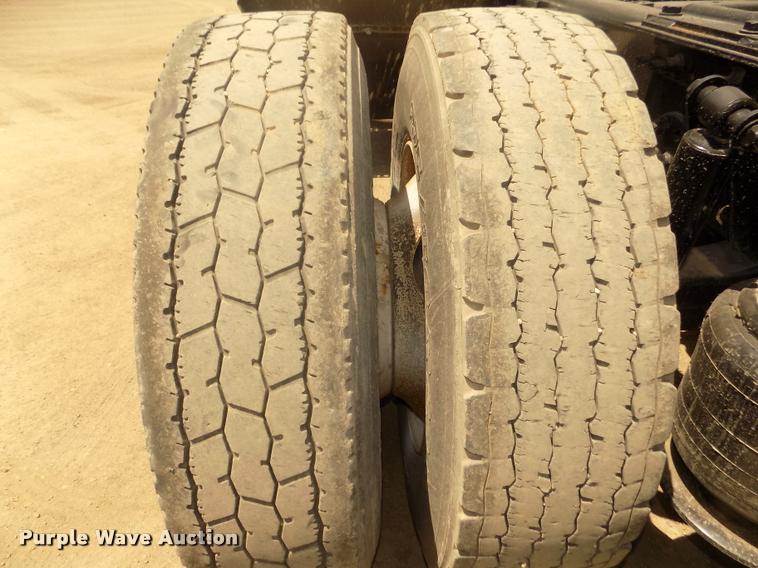 image for item DA3029 2006 Sterling A9500 semi truck