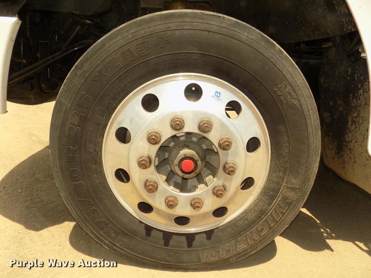 image for item DA3029 2006 Sterling A9500 semi truck