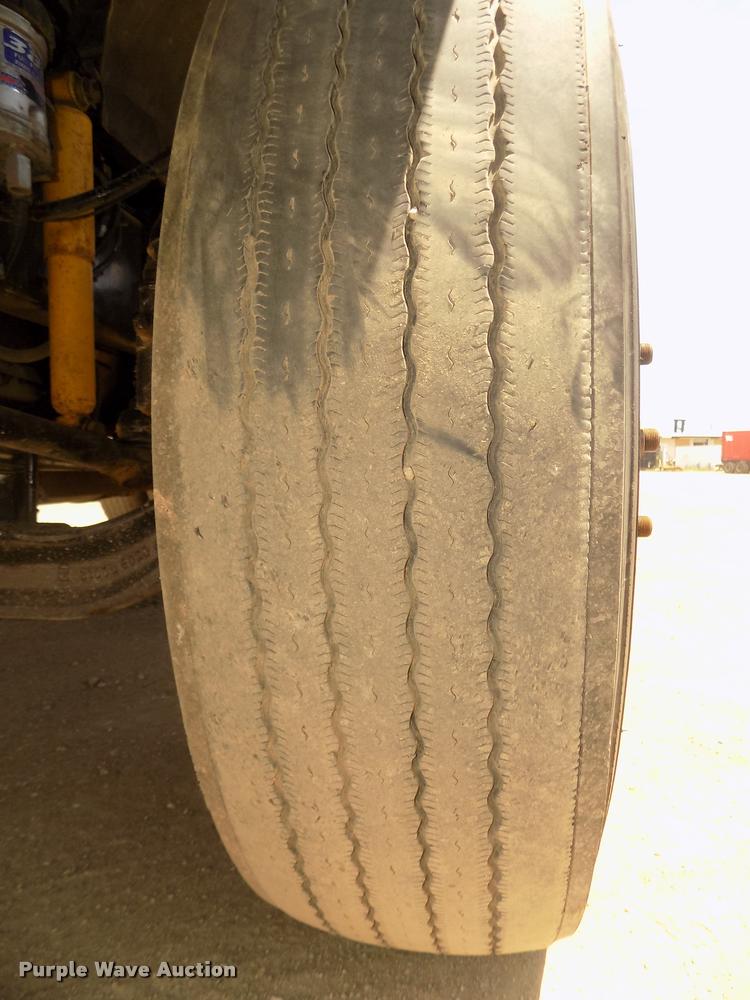 image for item DA3029 2006 Sterling A9500 semi truck