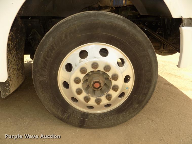 image for item DA3029 2006 Sterling A9500 semi truck