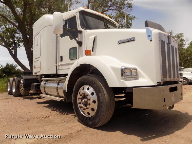 image for item DA3030 2005 Kenworth T800 semi truck