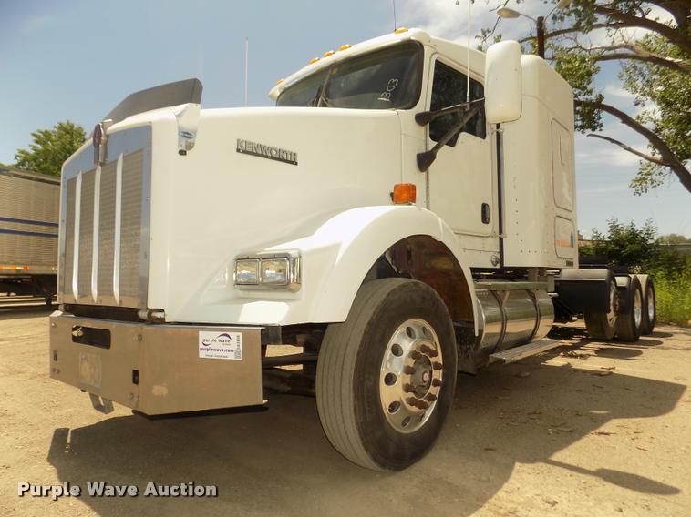 image for item DA3030 2005 Kenworth T800 semi truck