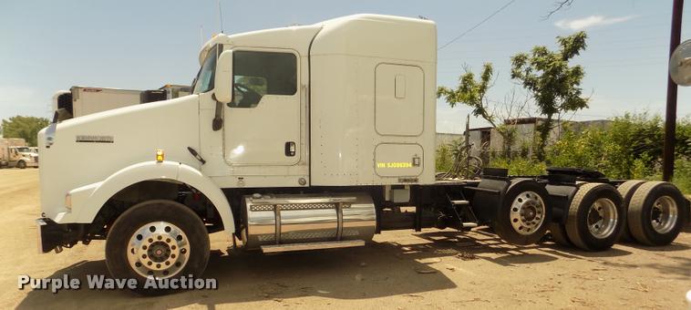 image for item DA3030 2005 Kenworth T800 semi truck