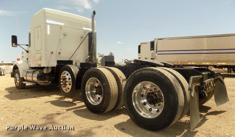 image for item DA3030 2005 Kenworth T800 semi truck