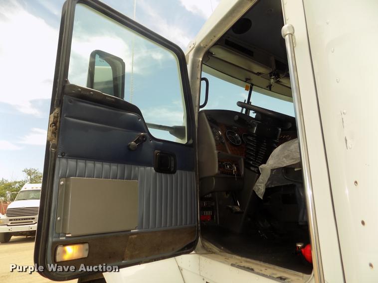image for item DA3030 2005 Kenworth T800 semi truck