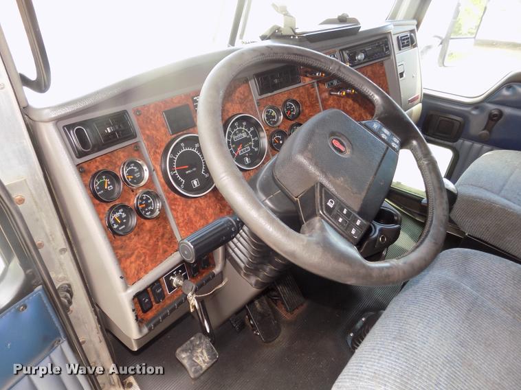 image for item DA3030 2005 Kenworth T800 semi truck