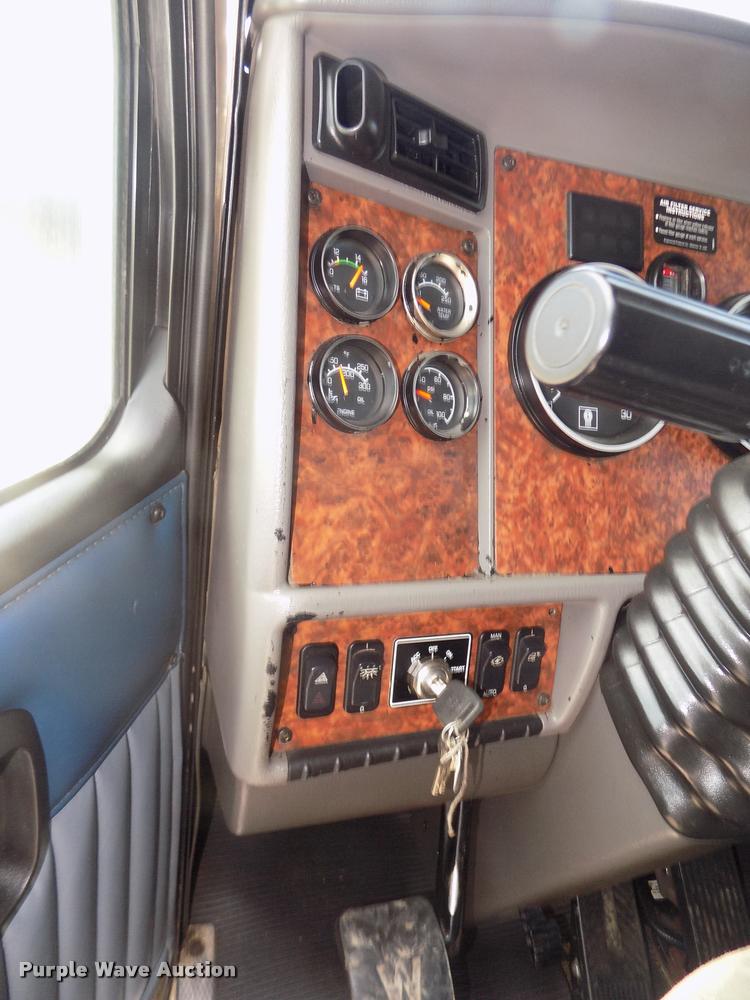 image for item DA3030 2005 Kenworth T800 semi truck