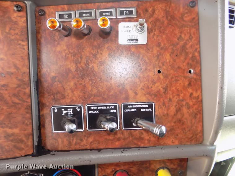 image for item DA3030 2005 Kenworth T800 semi truck