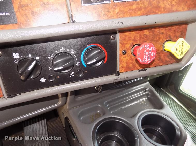 image for item DA3030 2005 Kenworth T800 semi truck