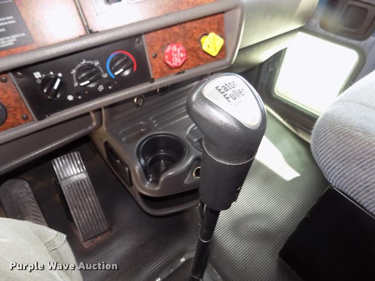 image for item DA3030 2005 Kenworth T800 semi truck