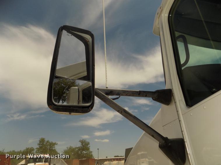 image for item DA3030 2005 Kenworth T800 semi truck