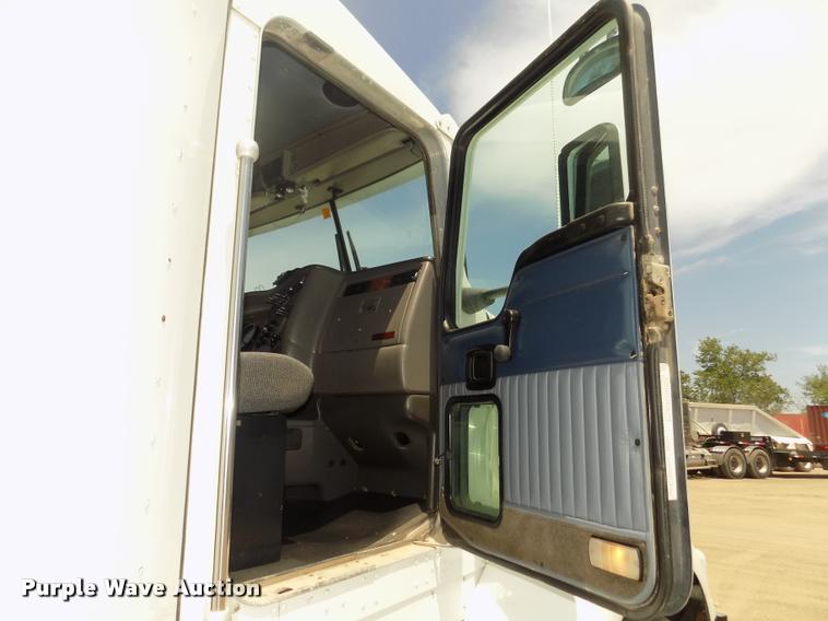 image for item DA3030 2005 Kenworth T800 semi truck