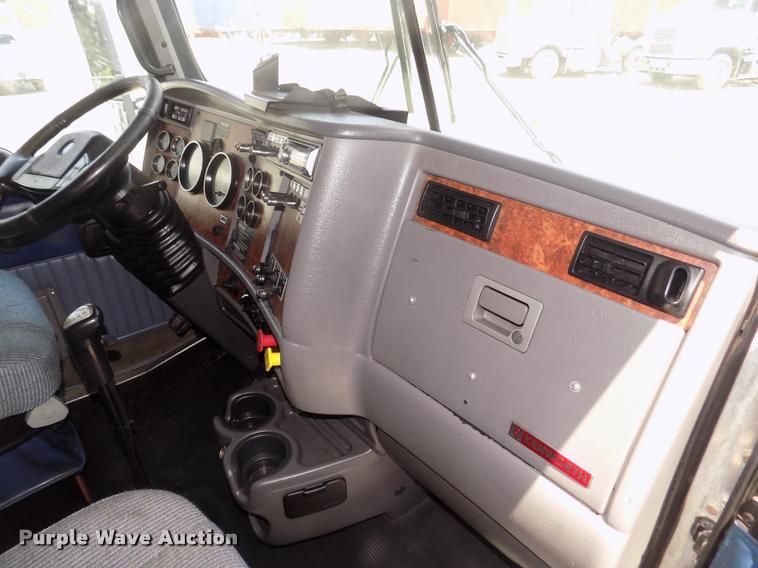 image for item DA3030 2005 Kenworth T800 semi truck