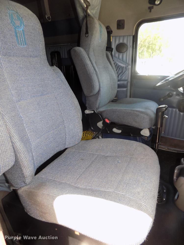 image for item DA3030 2005 Kenworth T800 semi truck