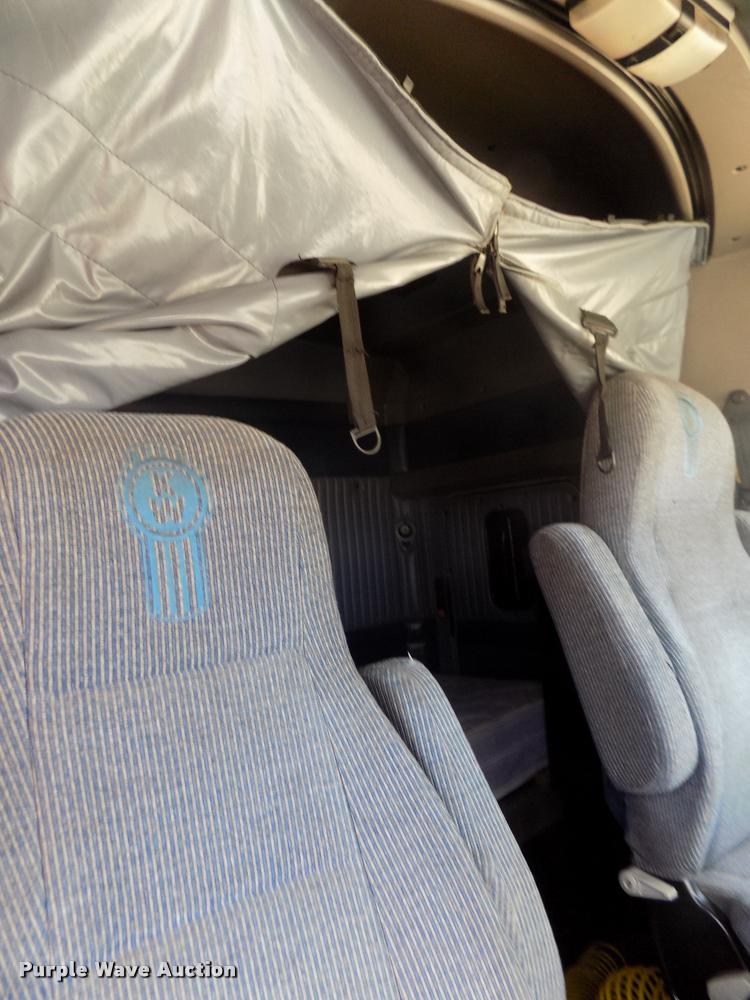 image for item DA3030 2005 Kenworth T800 semi truck