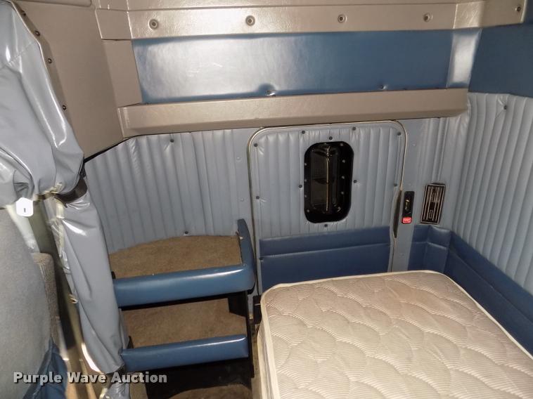 image for item DA3030 2005 Kenworth T800 semi truck