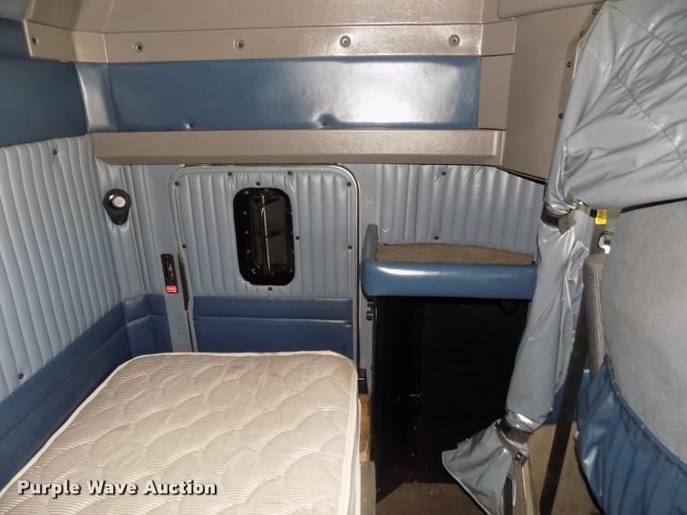 image for item DA3030 2005 Kenworth T800 semi truck