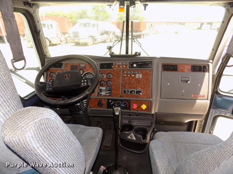 image for item DA3030 2005 Kenworth T800 semi truck