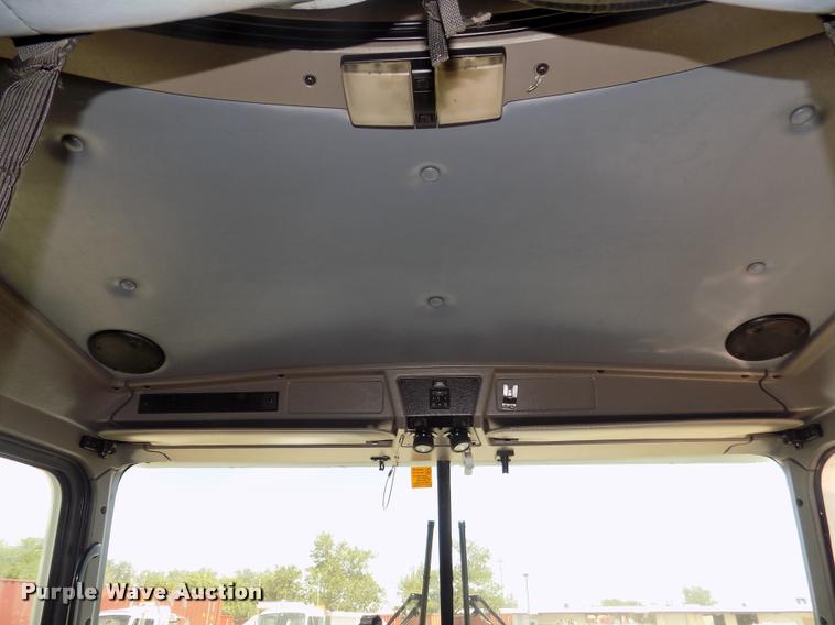 image for item DA3030 2005 Kenworth T800 semi truck