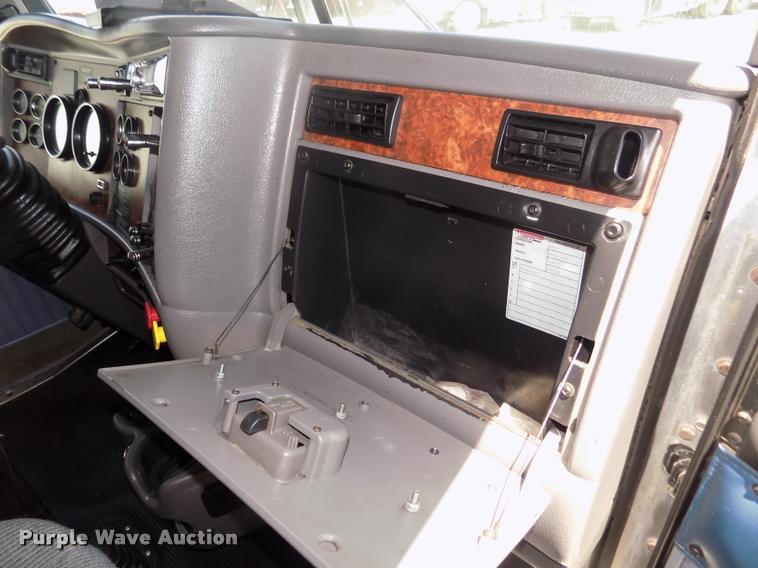 image for item DA3030 2005 Kenworth T800 semi truck