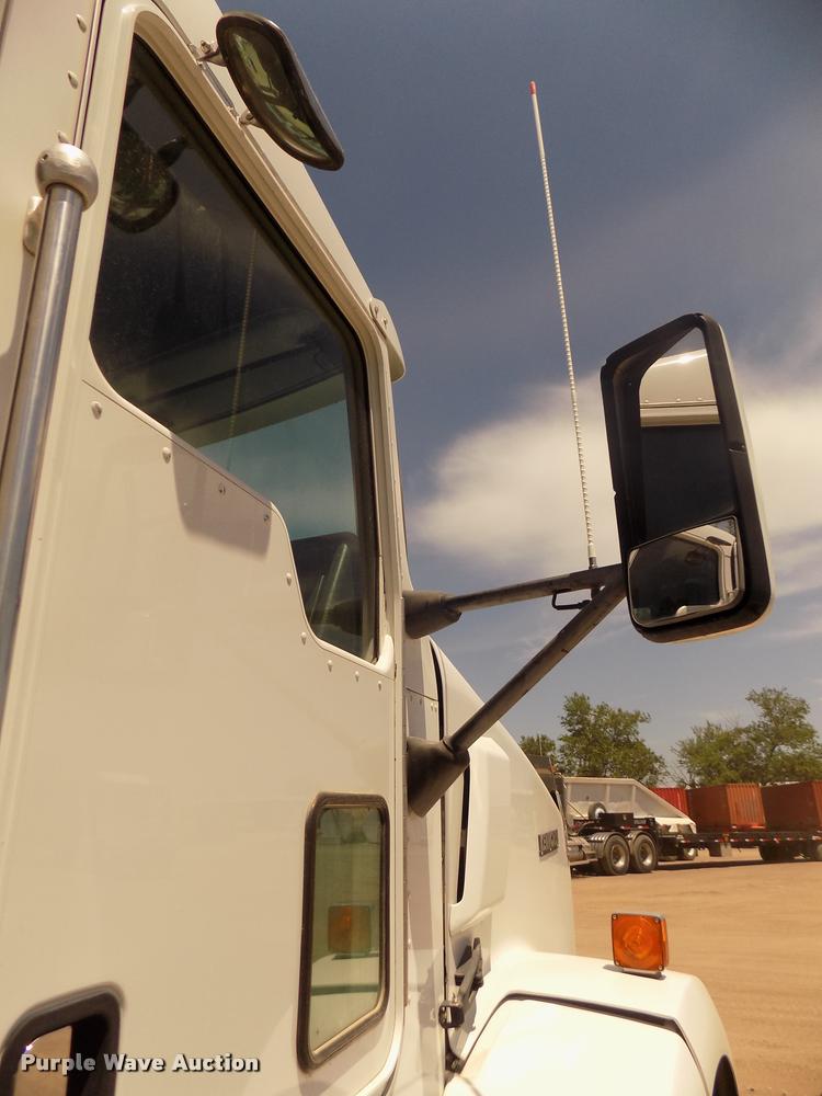 image for item DA3030 2005 Kenworth T800 semi truck