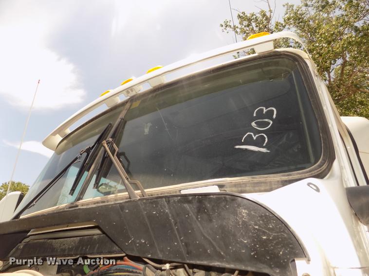 image for item DA3030 2005 Kenworth T800 semi truck