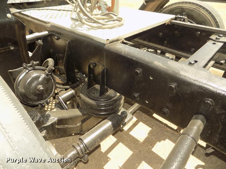 image for item DA3030 2005 Kenworth T800 semi truck