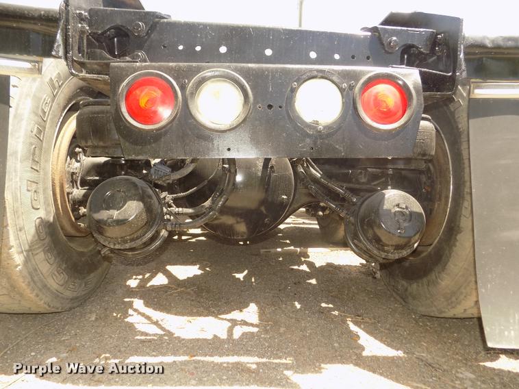 image for item DA3030 2005 Kenworth T800 semi truck