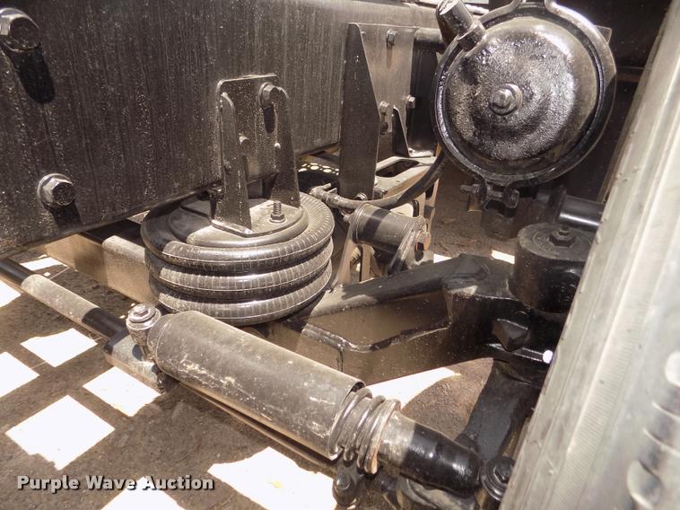 image for item DA3030 2005 Kenworth T800 semi truck