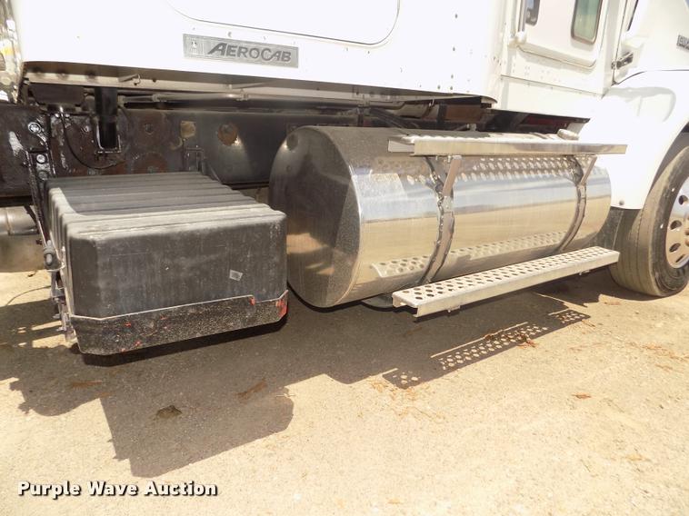 image for item DA3030 2005 Kenworth T800 semi truck