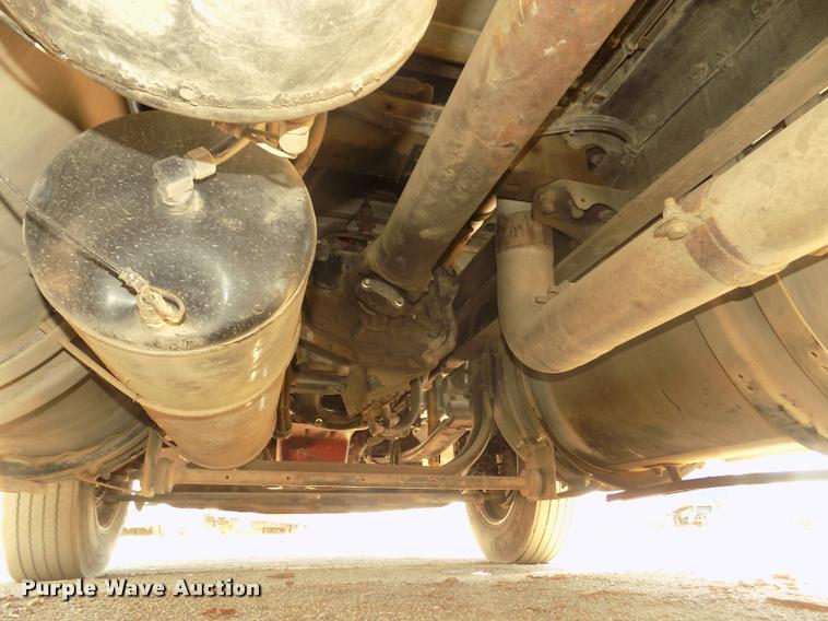 image for item DA3030 2005 Kenworth T800 semi truck