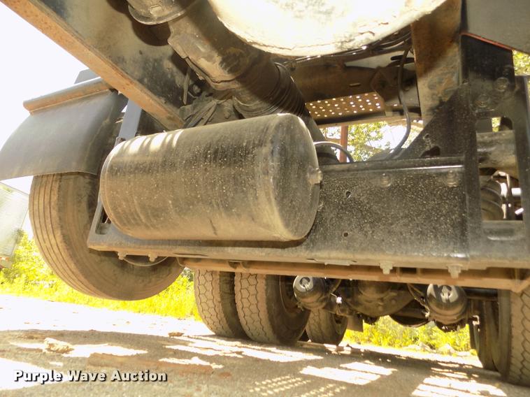 image for item DA3030 2005 Kenworth T800 semi truck