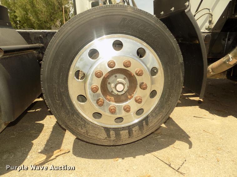 image for item DA3030 2005 Kenworth T800 semi truck