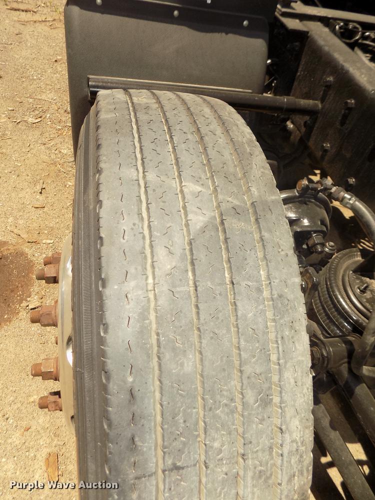 image for item DA3030 2005 Kenworth T800 semi truck