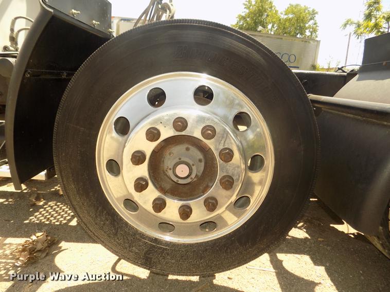 image for item DA3030 2005 Kenworth T800 semi truck