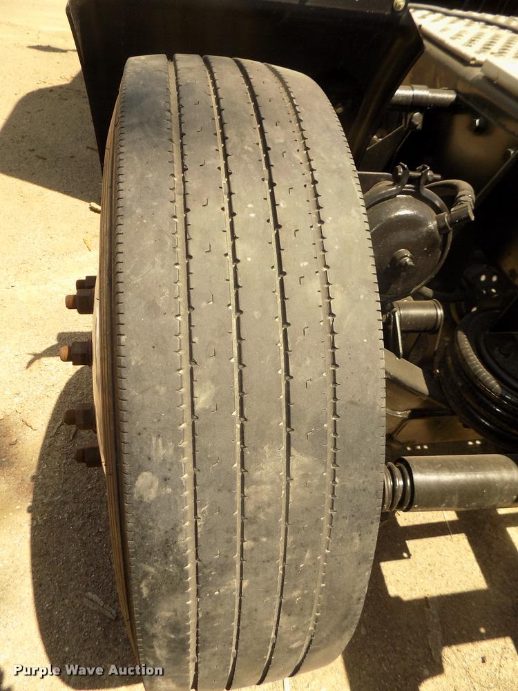 image for item DA3030 2005 Kenworth T800 semi truck