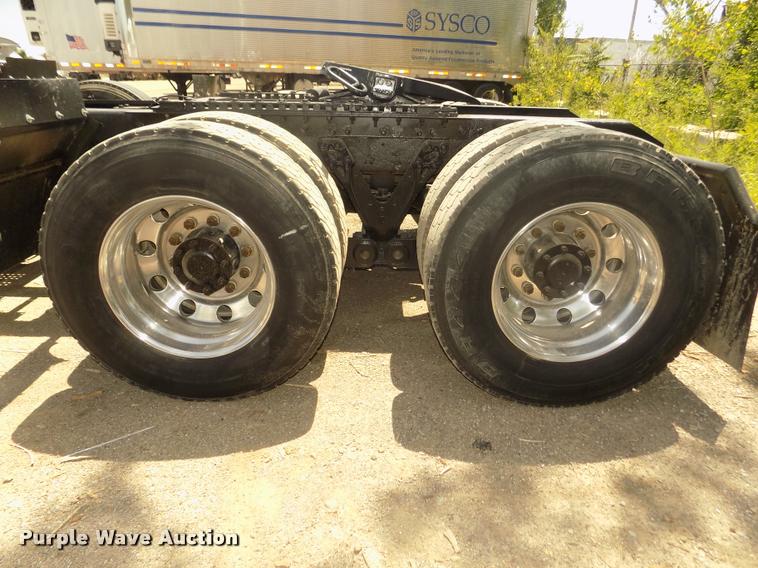 image for item DA3030 2005 Kenworth T800 semi truck