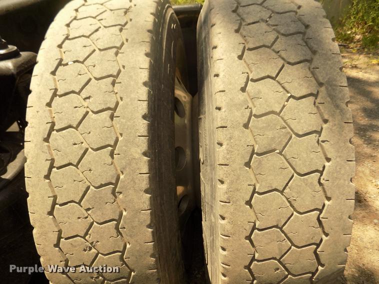 image for item DA3030 2005 Kenworth T800 semi truck