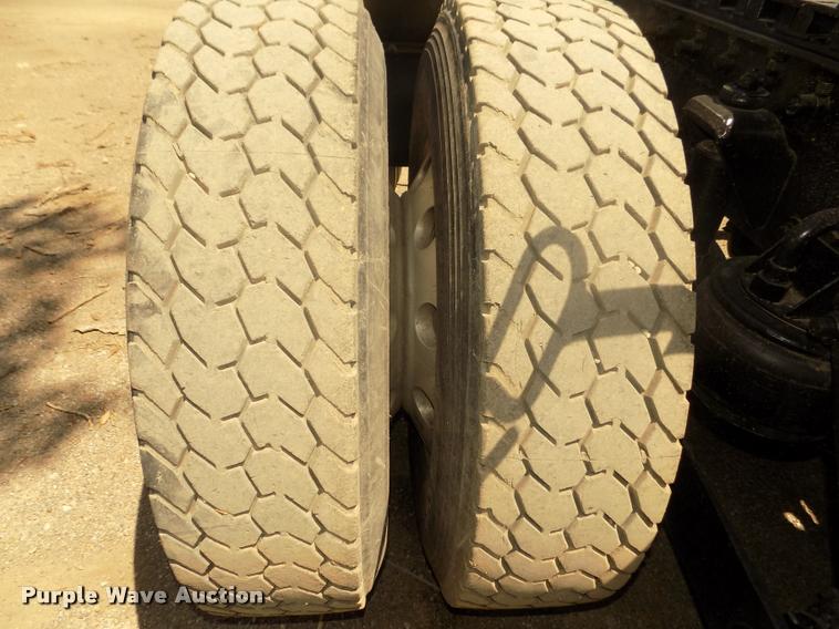 image for item DA3030 2005 Kenworth T800 semi truck