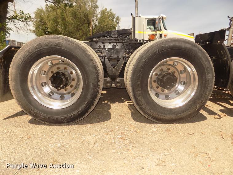 image for item DA3030 2005 Kenworth T800 semi truck