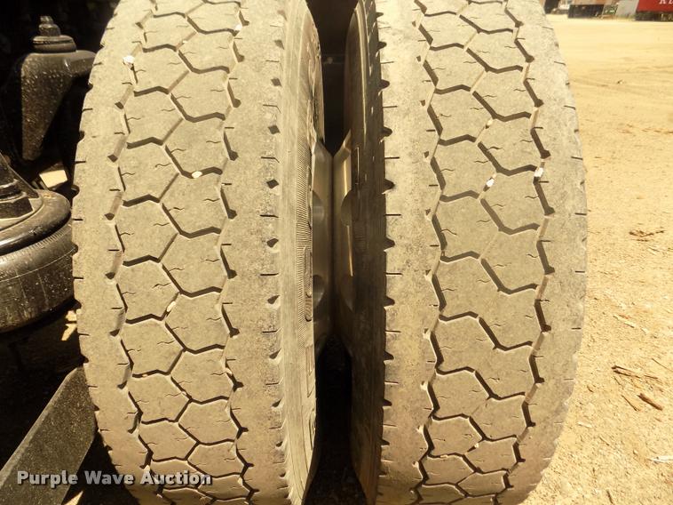 image for item DA3030 2005 Kenworth T800 semi truck