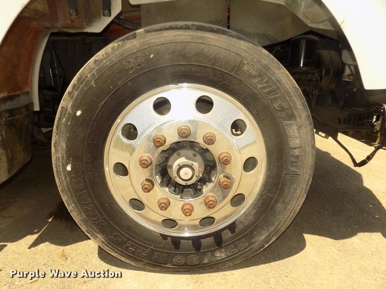 image for item DA3030 2005 Kenworth T800 semi truck