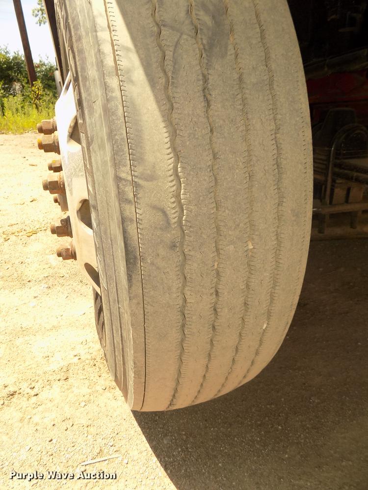 image for item DA3030 2005 Kenworth T800 semi truck