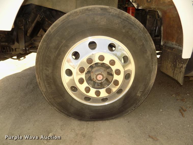 image for item DA3030 2005 Kenworth T800 semi truck