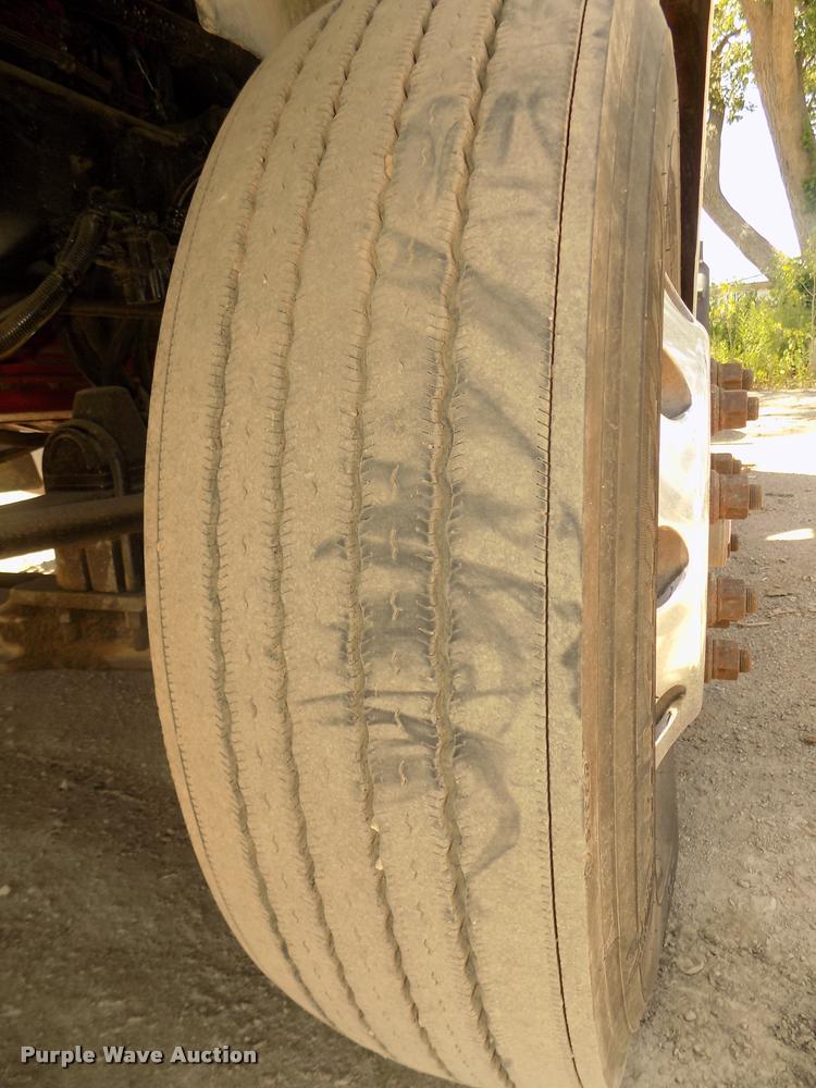 image for item DA3030 2005 Kenworth T800 semi truck