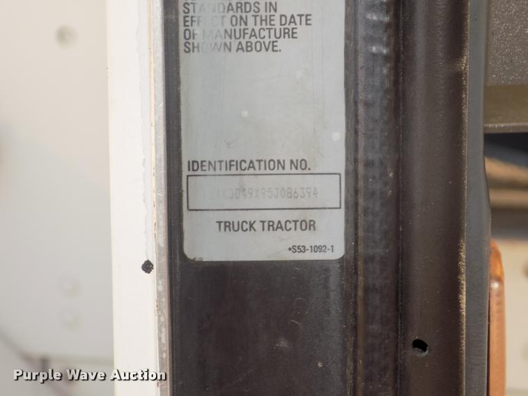 image for item DA3030 2005 Kenworth T800 semi truck
